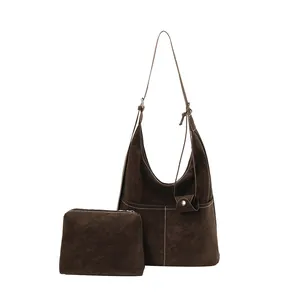 Borsa tote in pelle smerigliata marrone con pochette e tracolla regolabile set