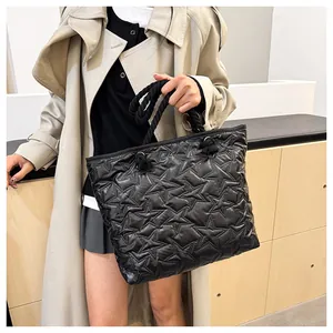 Bolso tote acolchado negro con estrellas y asas trenzadas para mujer, estilo moderno