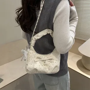 Sac croissant plissé chic avec nœud, perles et bandoulière chaîne en blanc crème