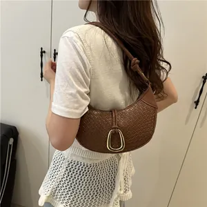 Sac sous le bras tissé marron en forme de croissant avec boucle dorée pour femmes