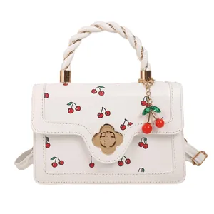 Sac à main blanc à motif cerise avec fermoir fleur dorée et bandoulière amovible