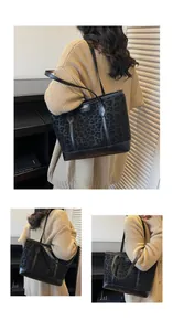 Détails du tissu imprimé léopard et des anses en cuir sur le grand sac cabas