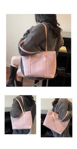 Détail du cabas rose clair à imprimé léopard avec longues anses et étiquette en cuir sur le sac