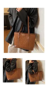 Détail d'un grand sac cabas imprimé léopard avec anses en cuir marron et étiquette