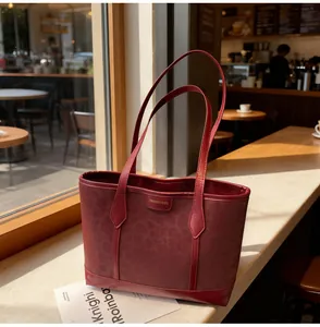 Détail du sac cabas bordeaux à imprimé léopard avec logo et anses élégantes