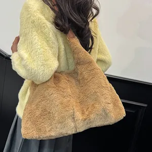 Grand sac cabas marron en peluche au design minimaliste en fausse fourrure pour l'automne