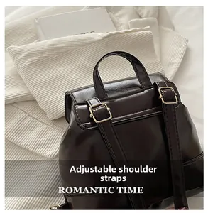 Détails des bretelles réglables avec ferrures dorées sur un mini sac à dos en cuir marron