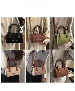 Modèle portant des sacs Boston en six couleurs, dont marron, vert et beige, vue collage