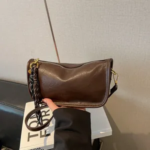 Borsa a spalla minimalista in pelle marrone scuro con scritta e ciondolo intrecciato