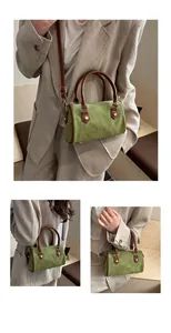 Vues détaillées du sac Boston en daim vert avec poignées en cuir et broderie de logo