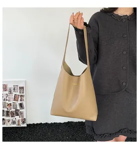 Gros plan du sac cabas kaki avec logo FASHION embossé et texture lisse en similicuir PU