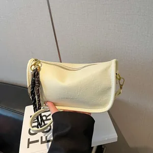 Borsa a tracolla retrò bianco crema in pelle con nappa intrecciata e dettagli oro