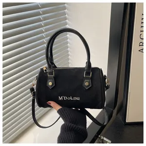 Sac Boston rétro noir mat avec logo blanc brodé et bandoulière réglable pratique