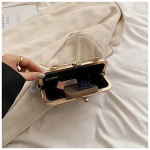 Innenansicht einer Retro-Clutch mit Metallrahmen zeigt Kosmetik und Stauraum