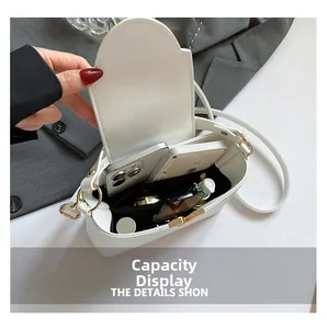 Binnenaanzicht van de witte crossbodytas met opbergruimte voor telefoons en accessoires