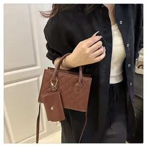 Dettaglio borsa a mano trapuntata marrone in ecopelle con mini pochette e catena in metallo