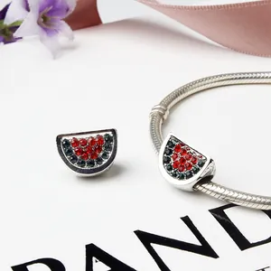 Dettaglio dello charm anguria in argento con cristalli rossi su bracciale snake