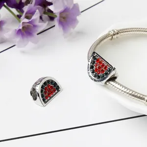 Dettaglio di un charm a anguria con strass rossi e verdi per bracciali componibili