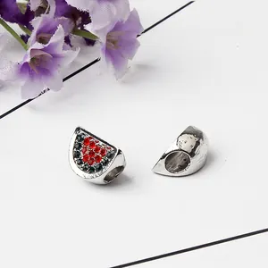 Dettaglio di perline a forma di anguria con strass rossi e verdi per bracciali DIY