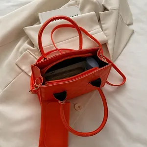 Borsa tote arancione in pelle PU trapuntata con interno spazioso e mini borsellino