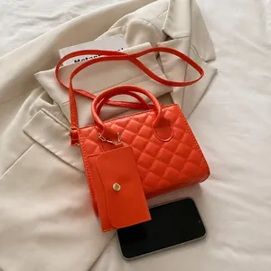 Borsa a tracolla trapuntata arancione brillante con manico e portamonete coordinato su tessuto