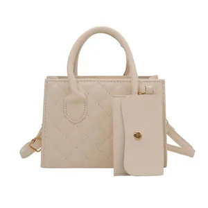 Borsa a mano trapuntata beige con mini pochette e tracolla regolabile in stile minimalista
