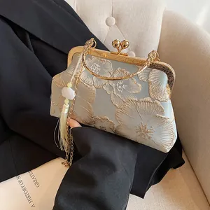 Elegante hellblaue Abendtasche im chinesischen Stil mit goldener Blumenstickerei und Quaste