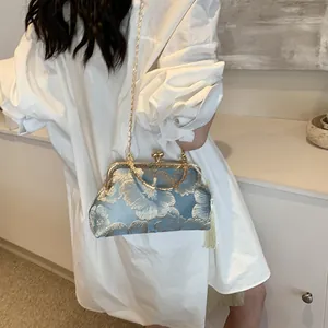 Elegante hellblaue Cheongsam-Handtasche mit Blumenstickerei und goldener Metallschließe