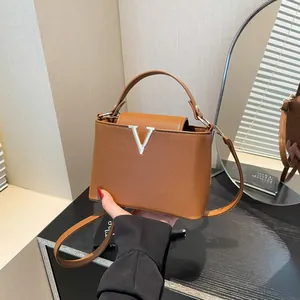 Sac à Épaule en Cuir PU pour Femme à la Mode Avec Décoration en Métal en V Sac Seau à Bandoulière Élégant et Minimaliste pour Usage Quotidien