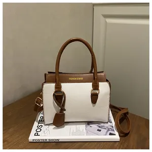 Sac à main bandoulière tendance blanc et marron avec poignée et détails métalliques dorés