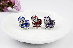 Dettaglio macro di perline smaltate leone cinese con strass per bracciali DIY