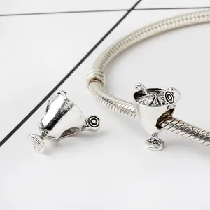 Eleganti ciondoli a bicchiere da cocktail su bracciale a catena snake in argento lucido