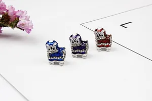 Dettaglio di perline danza del leone in smalto rosso blu e viola con strass per gioielli