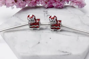 Dettaglio di ciondoli danza del leone in smalto rosso con strass bianchi su bracciale