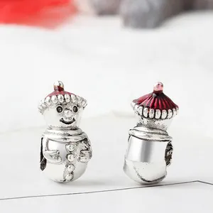 Makroaufnahme von Silber-Schneemann-Anhänger mit roter Emaille für Armbänder