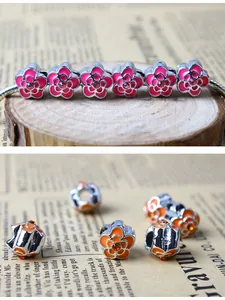 Vue détaillée des breloques fleurs en émail avec cristaux pour bracelets bijoux DIY