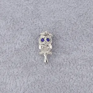 Silberne Eule Abschluss-Charm mit Doktorhut und funkelnden blauen Kristallaugen