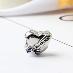Vue macro du charme coeur de demoiselle d'honneur avec noeud violet pour bracelets