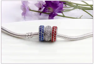Dettaglio di perline con strass a doppia fila in blu, bianco e rosso su catena a serpente