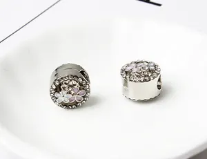 Makroansicht von Kirschblüten-Charms mit rosa Emaille und klaren Kristallen
