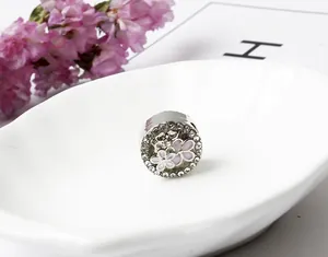 Makroaufnahme der silbernen Blumen-Charm mit rosa Emaille-Blüten und weißen Kristallen