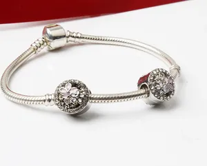 Detail von Silber-Schlangenarmband mit rosa Emaille-Blumenanhängern und Zirkonia