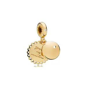 Détail du pendentif doré avec gravure You Are My Sunshine et découpe en cœur