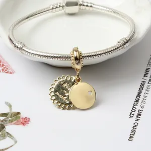 Détail du bracelet chaîne serpent avec un pendentif tournesol doré et cœur évidé