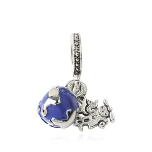 Nahaufnahme von silbernen Globus- und Flugzeuganhängern mit blauer Emaille für DIY-Armbänder