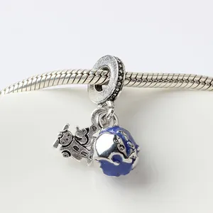 Detailansicht von silbernem Flugzeug und blauem Emaille-Globus Anhänger an Schlangenkette