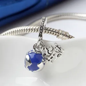 Vintage Silberanhänger mit blauem Globus und süßem Kalb-Charm an einem Armband