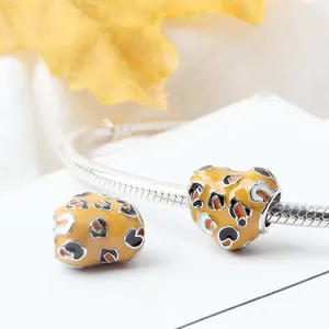 Zilveren slangenarmband met geel geëmailleerde hartjes in luipaardprint