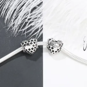 Hohlherz Bee Happy Charm mit Wabenmuster auf silbernem Schlangen-Gliederarmband