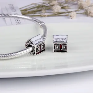 Silbernes Schlangenarmband mit weißem Emaille-Hausanhänger und roten Sternendetails